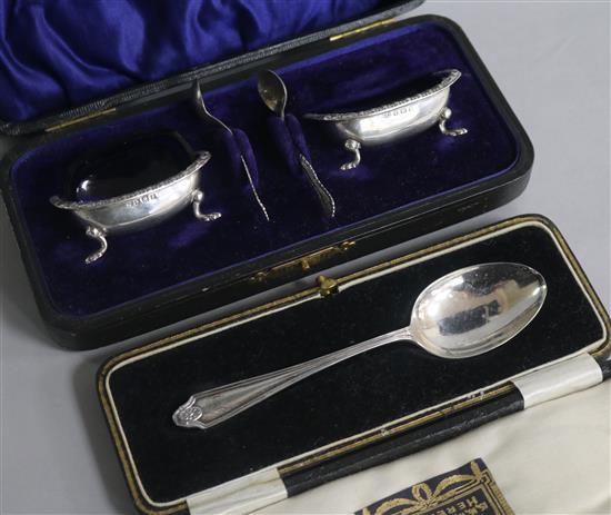 A cased pair of silver salts and a cased silver spoon.